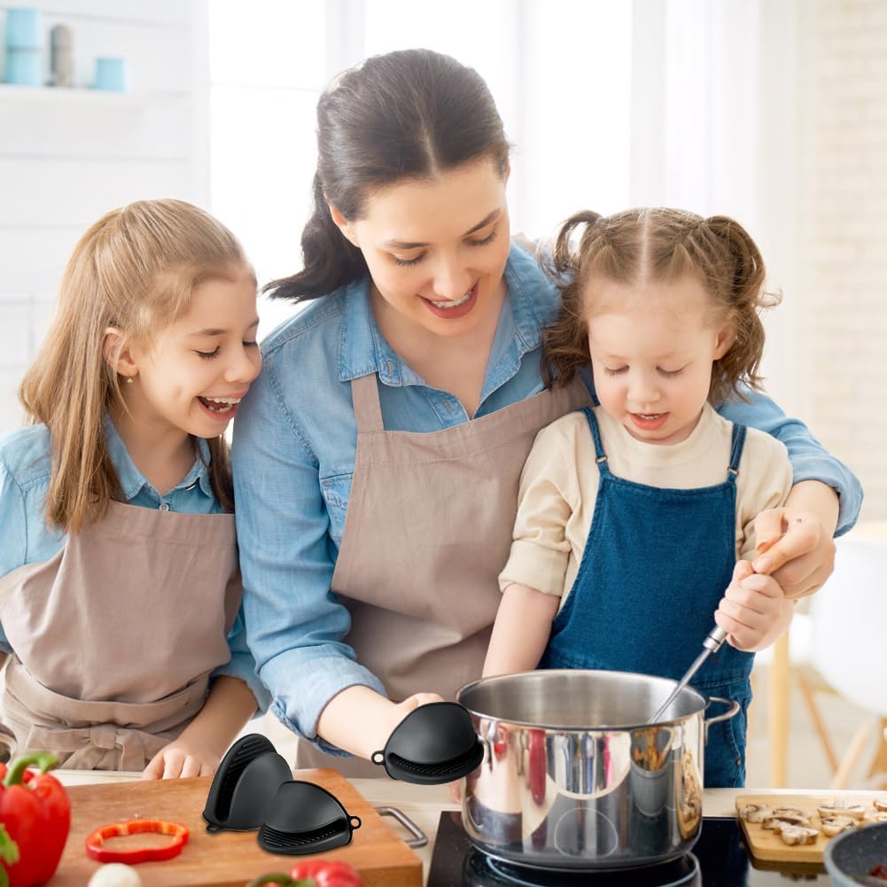 AUAUY 1 Pair Mini Silicone Oven Mitts, Heat Resistant Pot Holders Mitts, Cute Oven Pinch Grip Gloves, Small Potholders for Kitchen, Air Fryer Mitts Pair for Cooking, Baking and Grilling (Black)