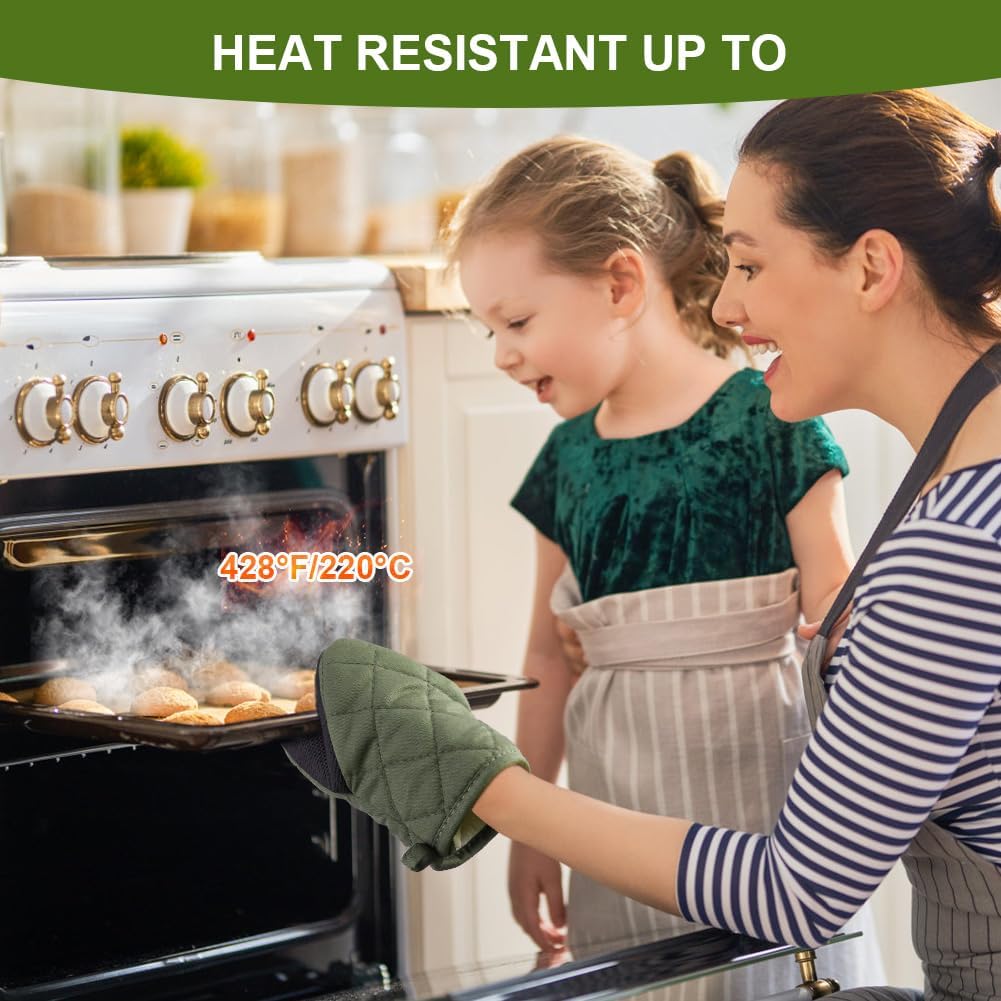 AUAUY Mini Oven Mitts, 2 Count Green Small Oven Mitt 220℃/428°F Heat Resistant with Non-Slip Surface and Hanging Loop Mits, Kitchen Mittens Oven Mitts, Kitchen Gloves for Oven, Baking and Grilling