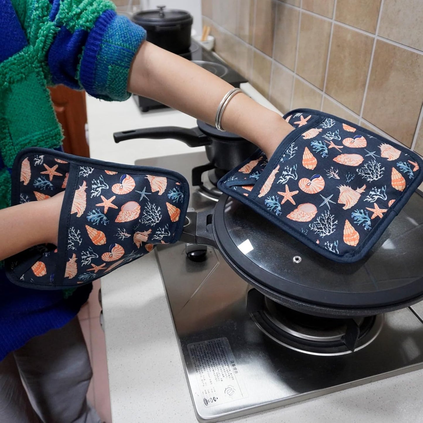 Pot Holders Set of 2 Heat Resistant 480℉ Kitchen 100% Cotton Comfortable Lining Printing Cowry Flower Women Men Home Cooking Baking Microwave BBQ Gift (Cowry potholders)