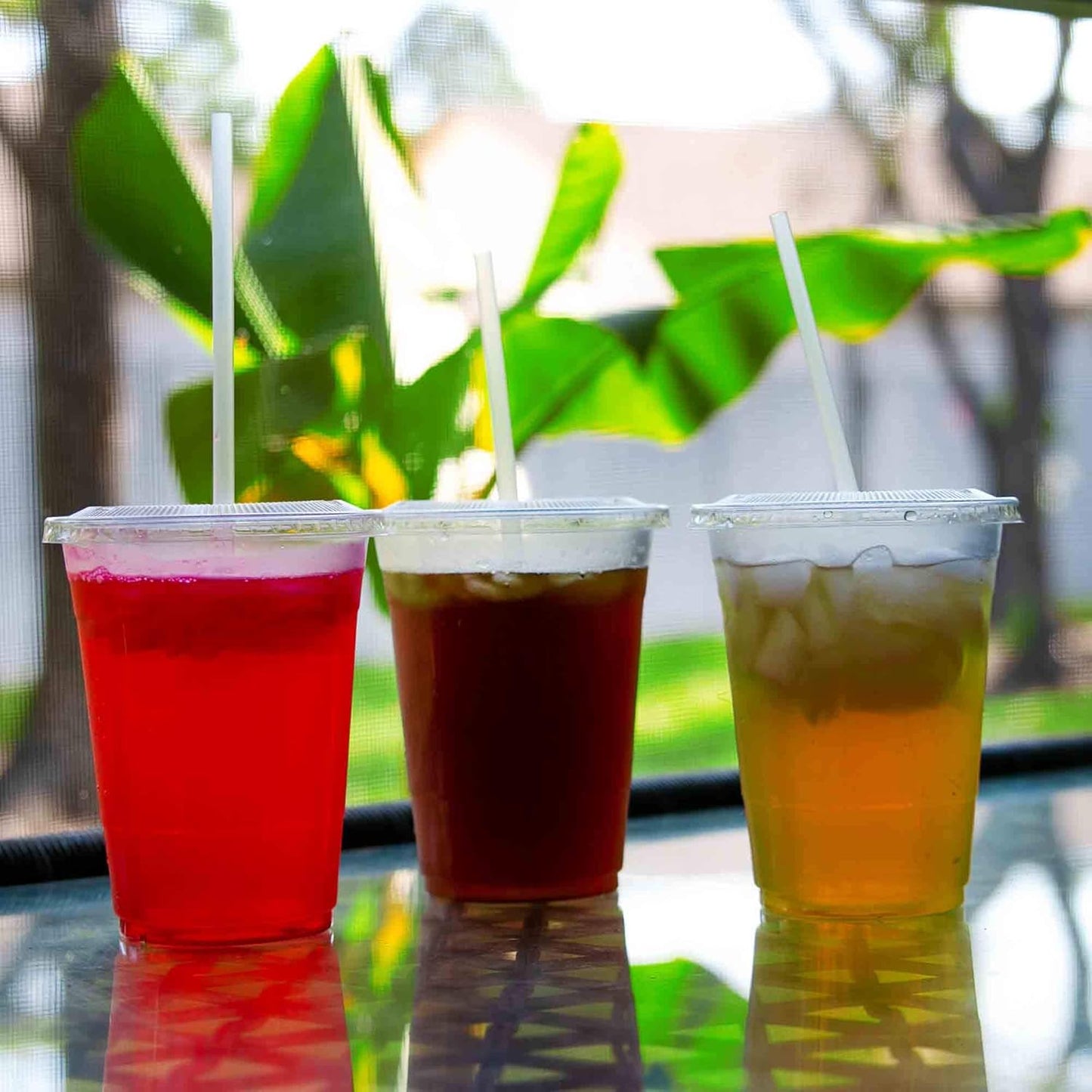 SafeWare Clear Disposable Plastic Cups 20oz with Flat Lids and Straws, Togo Disposable Iced Coffee Cups - Ideal for Party, Outdoor Picnic, BBQ, House Party, Restaurant Quality - 100 Sets